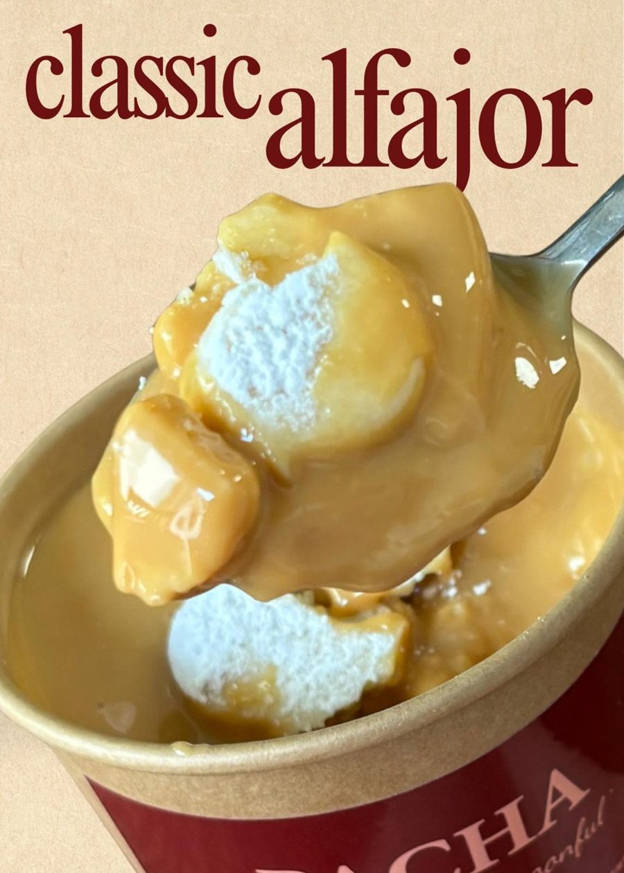 Alfajor dessert with manjar and powdered sugar